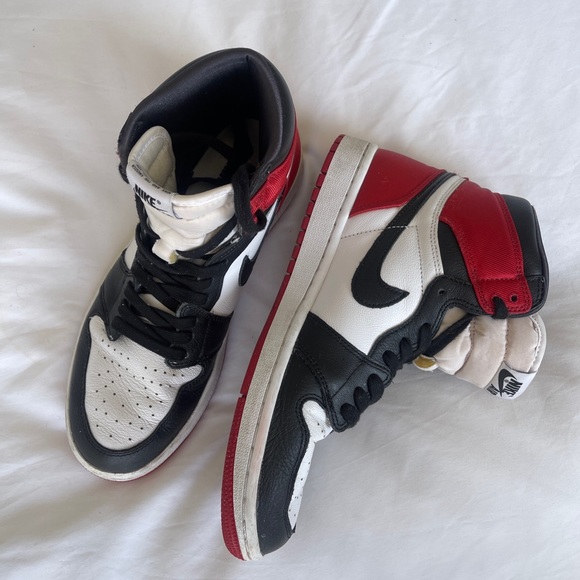 Women’s Air Jordan 1 Retro High ‘Satin Black Toe’ - Size US 9 W - Picture 3 of 9